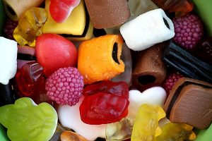 Der Griff zu den Süßigkeiten